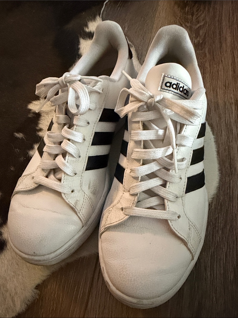 Adidas classic court tennis shoes